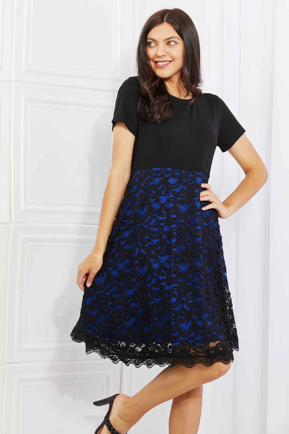 Chic Yelete Lace Midi Dress with Elegant Contrast Details