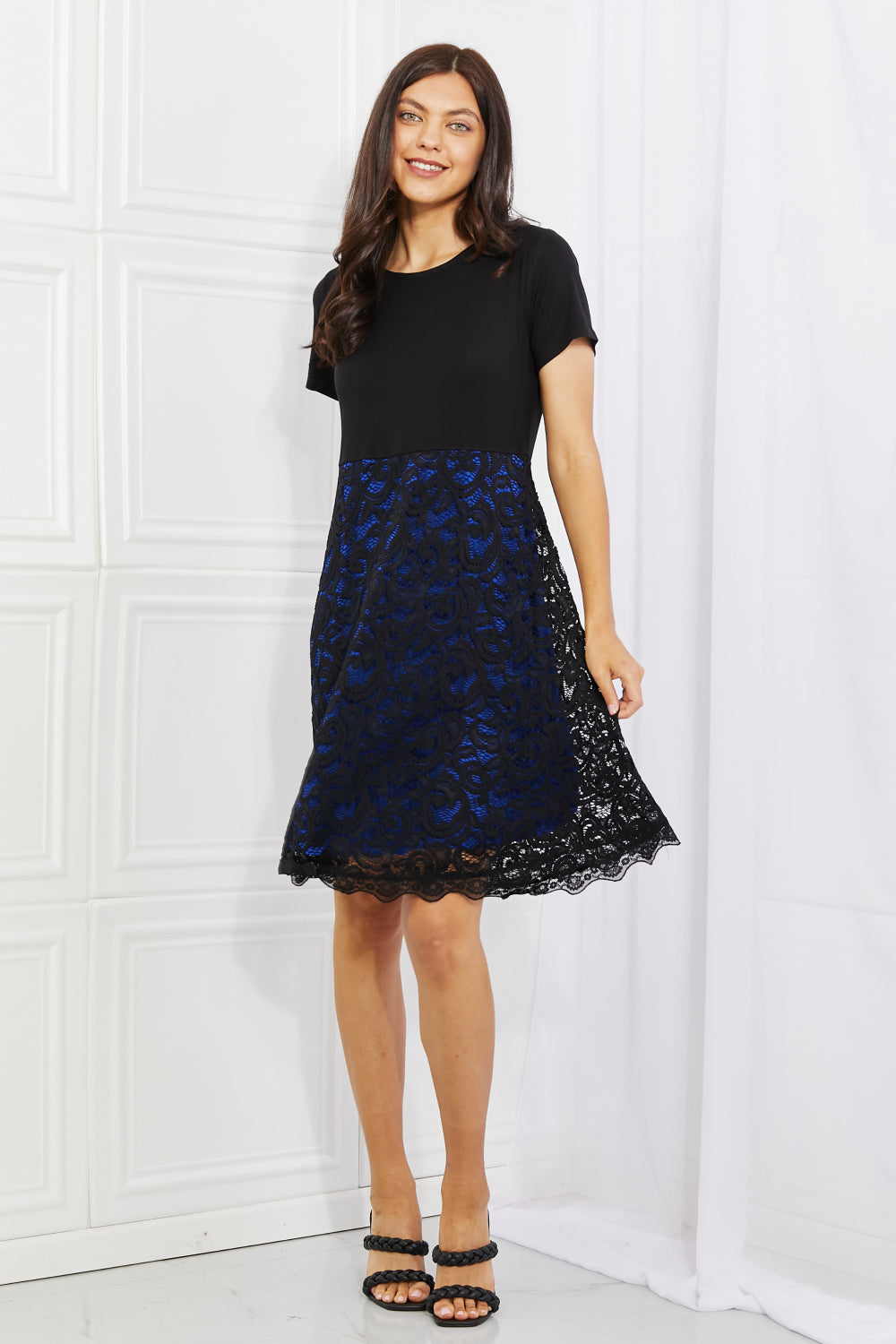 Chic Yelete Lace Midi Dress with Elegant Contrast Details
